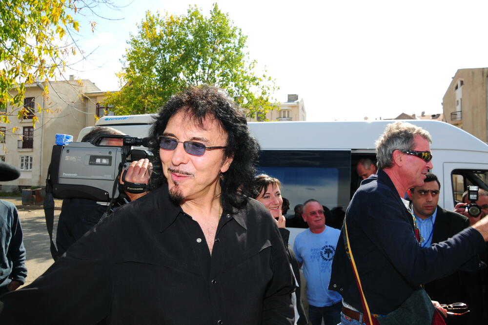 Toni Ajomi donirao gitaru za humanitarnu akciju