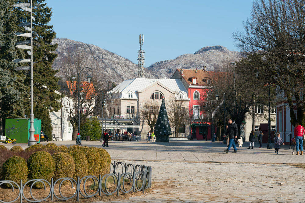 Tragedija na Cetinju: Dvanaestogodišnjak preminuo nakon što je na njega pala konstrukcija gola