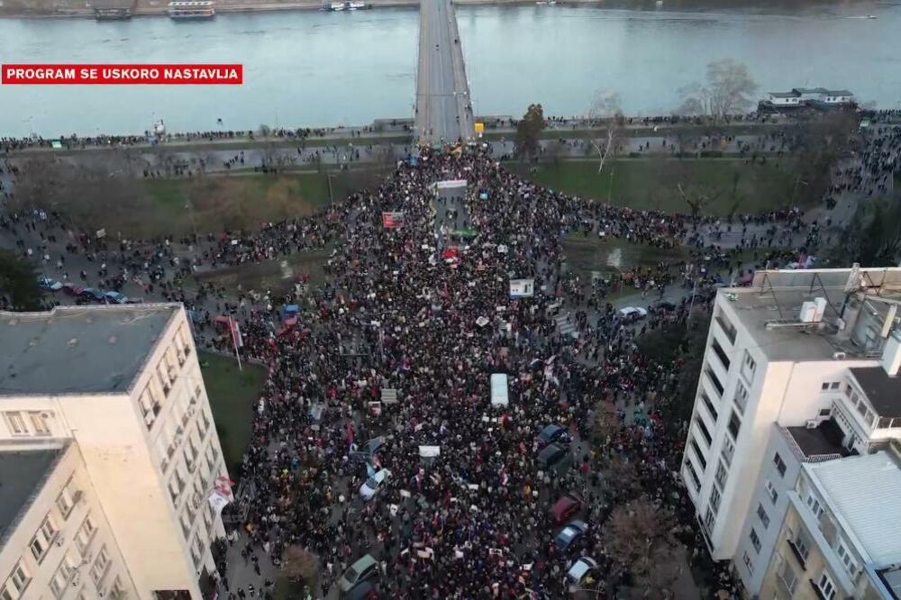 Traje blokada Mosta slobode u Novom Sadu, dio studenata i profesora spavao na otvorenom uprkos hladnoći