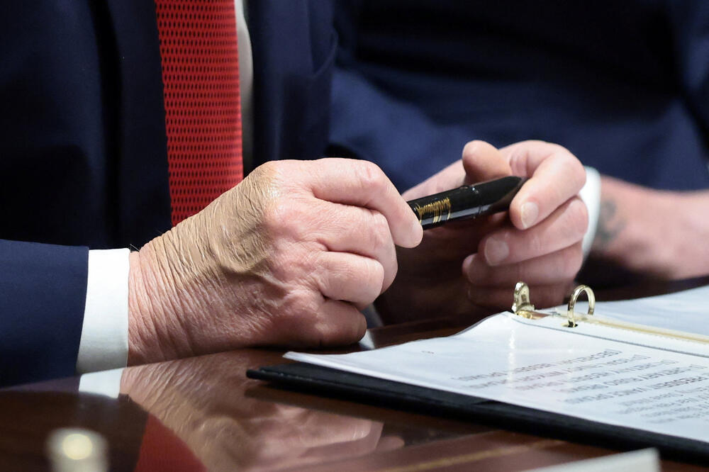 Tramp prekinuo sastanak kabineta o ratu u Iranu i rastućim cijenama da bi govorio o - markeru