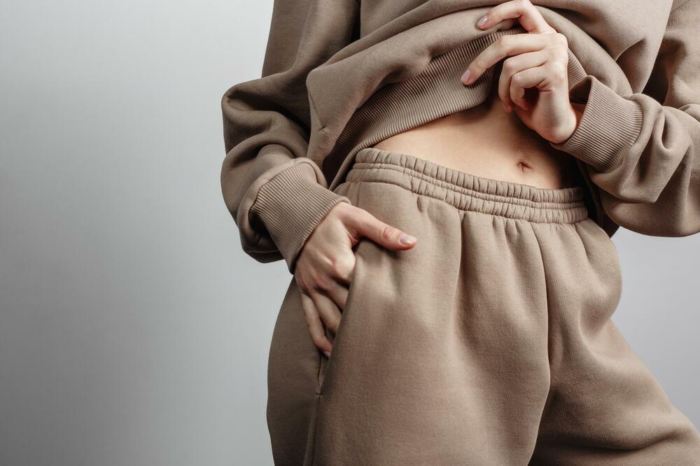 Trenerke više nisu samo za teretanu: kako nositi ovaj trend u 2026.