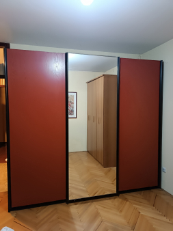 Trokrilni ormar sa kliznim vratima