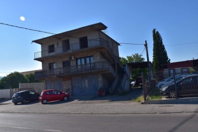 Trospratna kuća