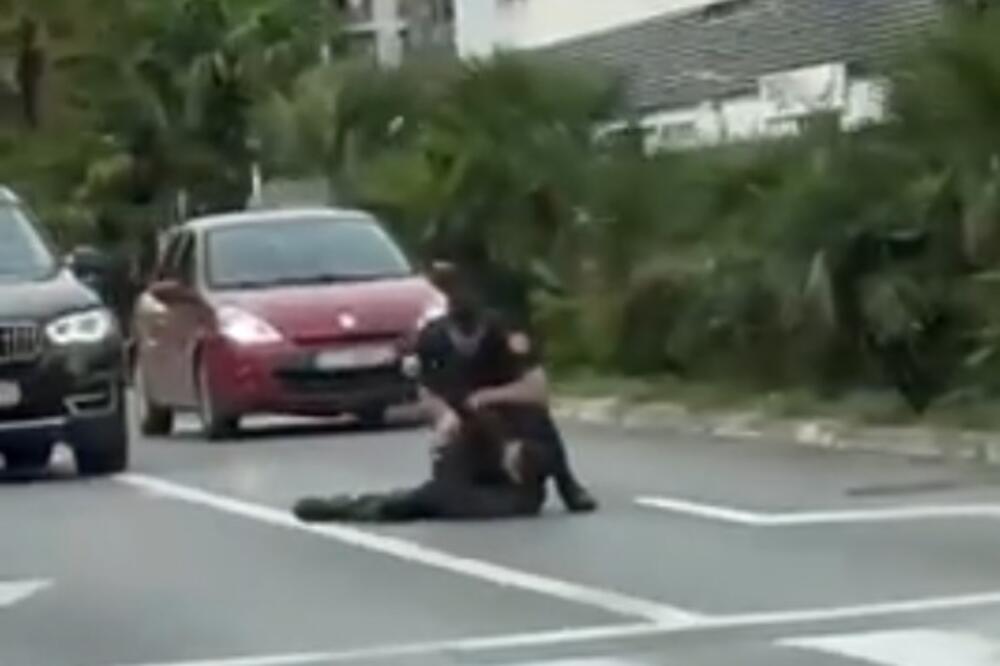 Tuča dvojice muškaraca u uniformi: Policajac uhapsio građanima koji je imao "airsoft" oružje
