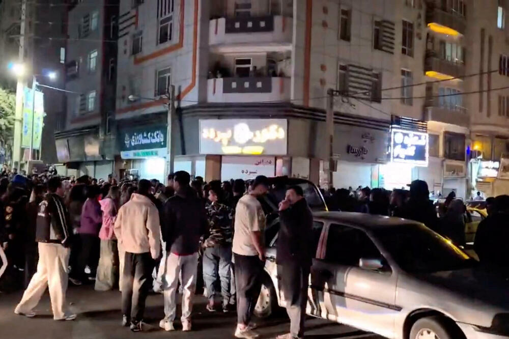 Tuga i slavlje u podijeljenom Iranu