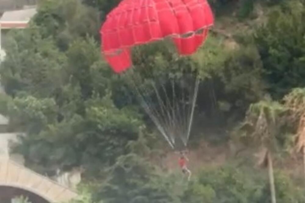Turista nepovrijeđen u incidentu u Bečićima nakon što mu se padobran otkačio od glisera
