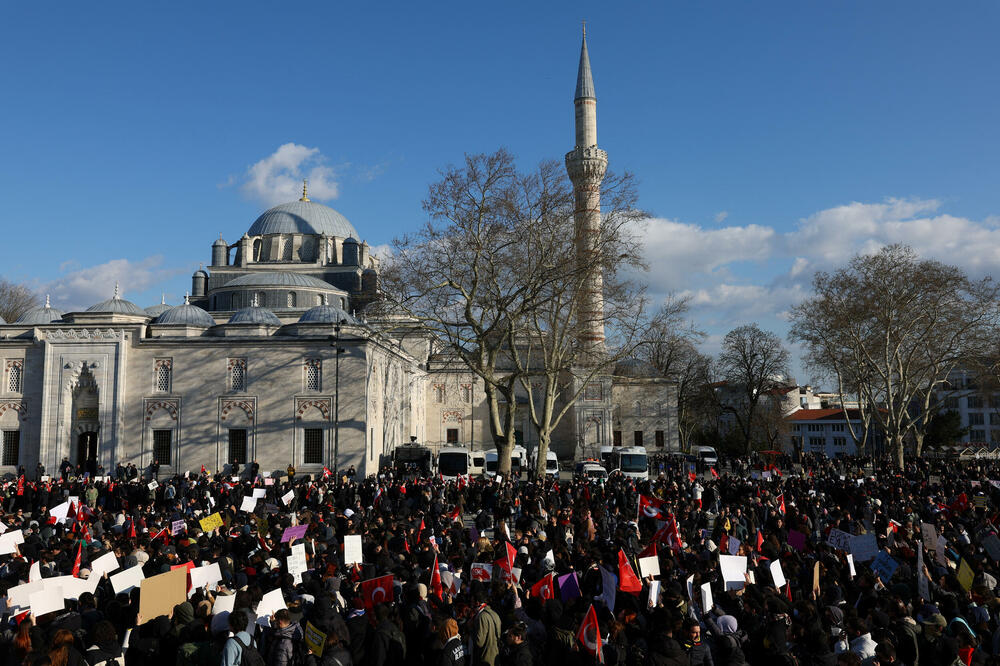 Turska opozicija poziva na mirne proteste zbog hapšenja gradonačelnika Istanbula uprkos zabranama