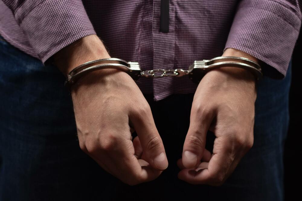 Tuzanin osumnjičen da je odveo sina na livadu i bacio bombu, policija oduzela pušku i startni pištolj