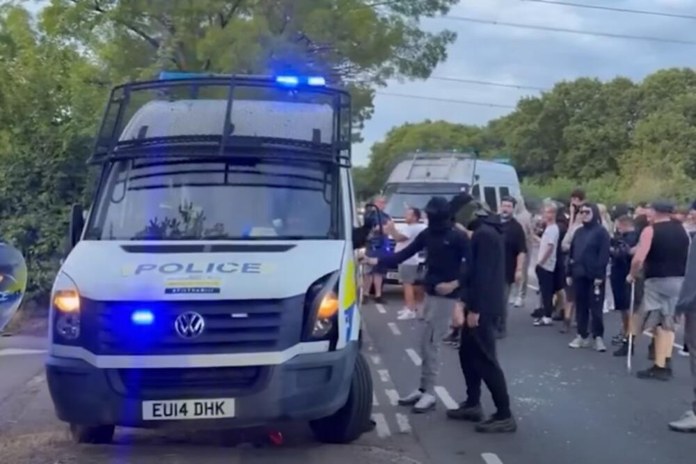 Tužioci: Demonstranti napali jajima i kamenicama policiju koja čuva hotel za smještaj migranata kod Londona