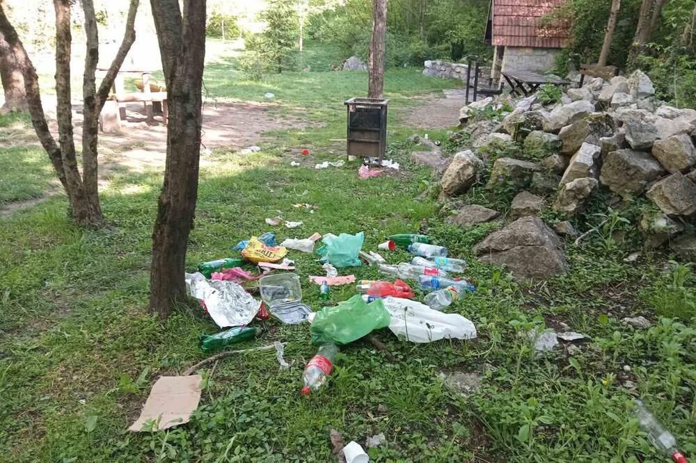 U Eko parku Blace polomljene klupe, smeće, slomljene grane