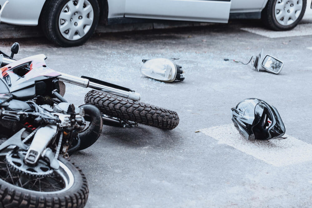 U Kamenovu poginuo motociklista, uhapšen vozač automobila