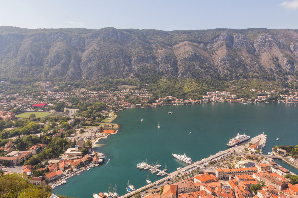 U kotorsku luku uplovila dva broda sa ukupno 3.177 putnika