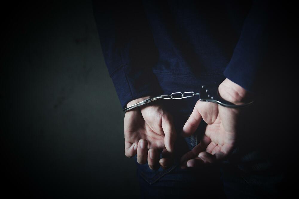 U Podgorici uhapšen policajac osumnjičen za utaju i prevare, određeno mu zadržavanje