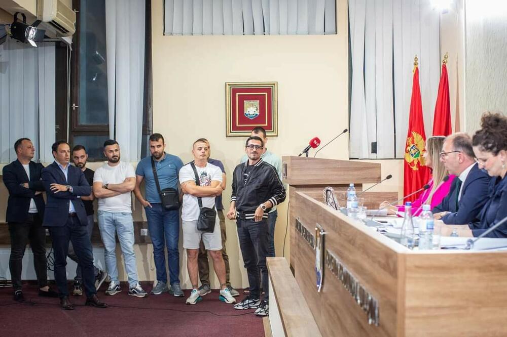 U salu ulcinjskog parlamenta ipak bačen suzavac