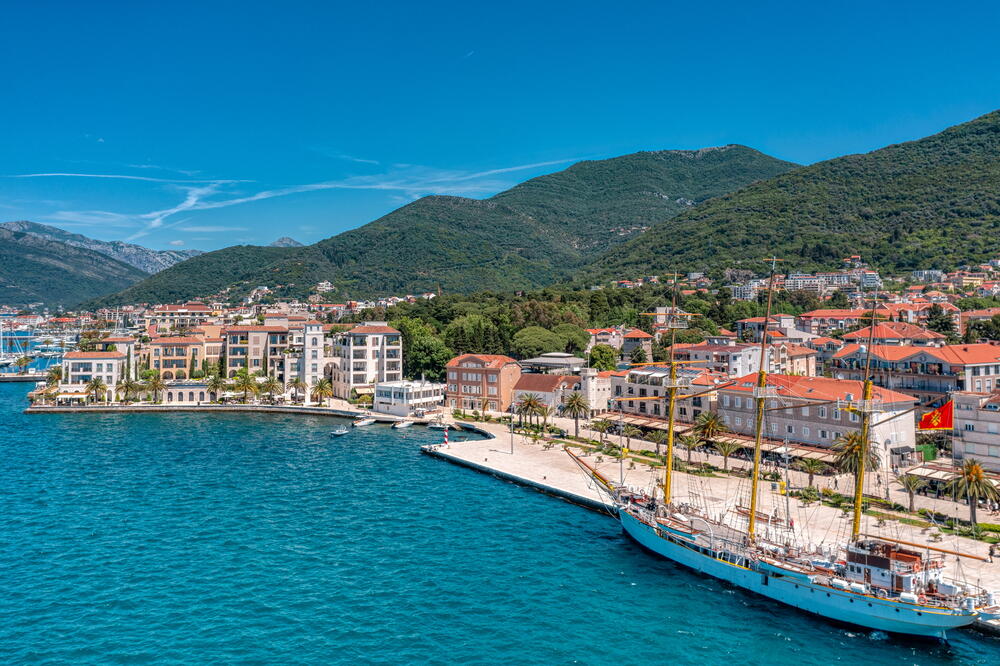 U Tivtu odmara skoro tri hiljade turista