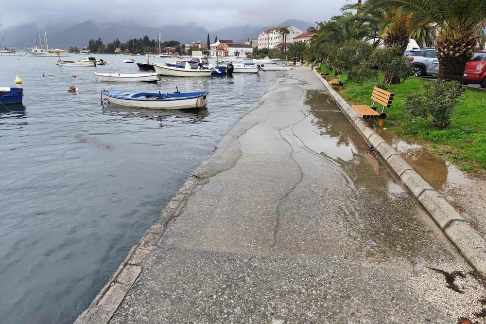 U Tivtu poplavljeni najniži djelovi obale, otežan trajektni saobraćaj
