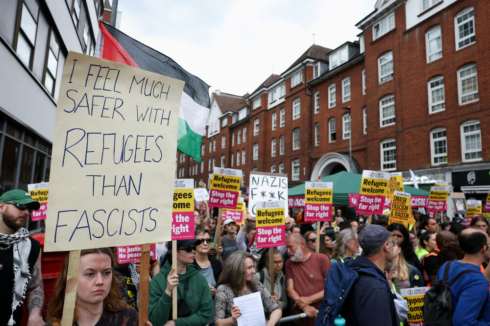 U Velikoj Britaniji sukobi demonstranata dva protesta - za i protiv imigracije