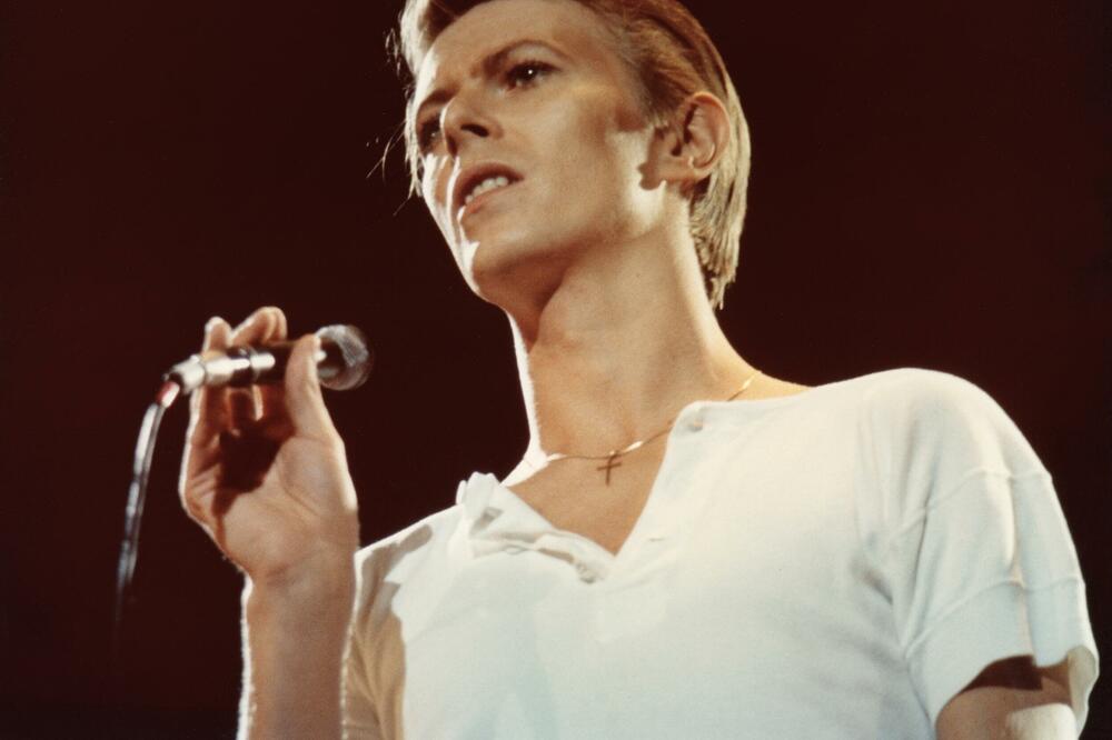 Udarci pankera na Bouvija