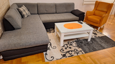 Ugaona garnitura, komoda, sto i fotelja