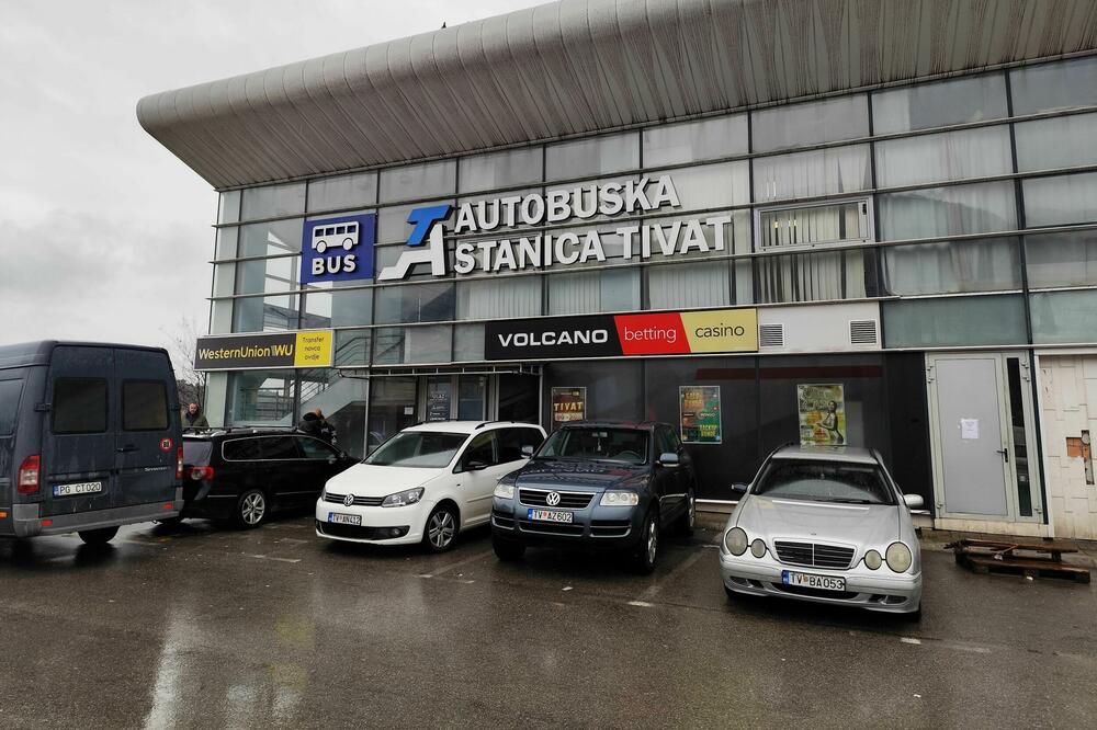 Ugovori nepotpisani, sporno plaćanje poreza: Autobuski prevoznici iznijeli primjedbe na tivatski parking servis