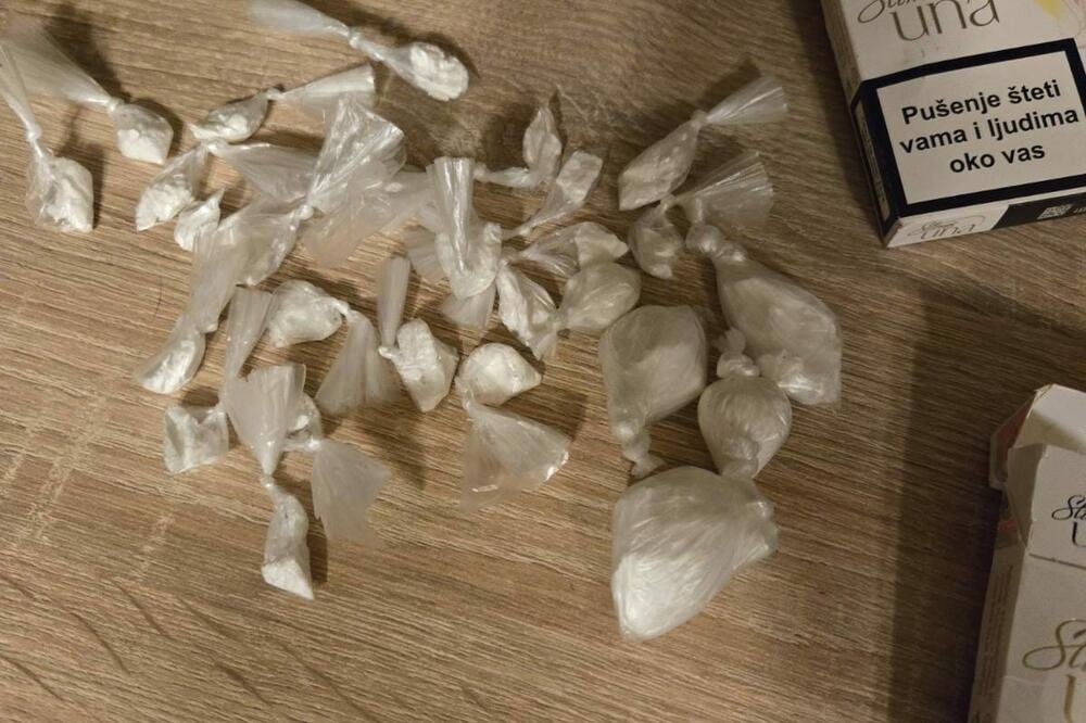 Uhapšen nakon što je policija kod njega pronašla 26 kesica kokaina i marihuanu u drobilici