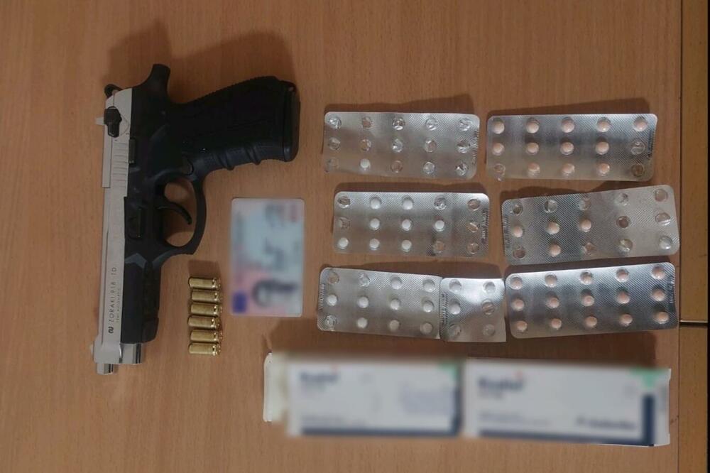 Uhapšen Nikšićanin, pronađena lična karta na drugo ime, startni pištolj i tablete sa liste opijata