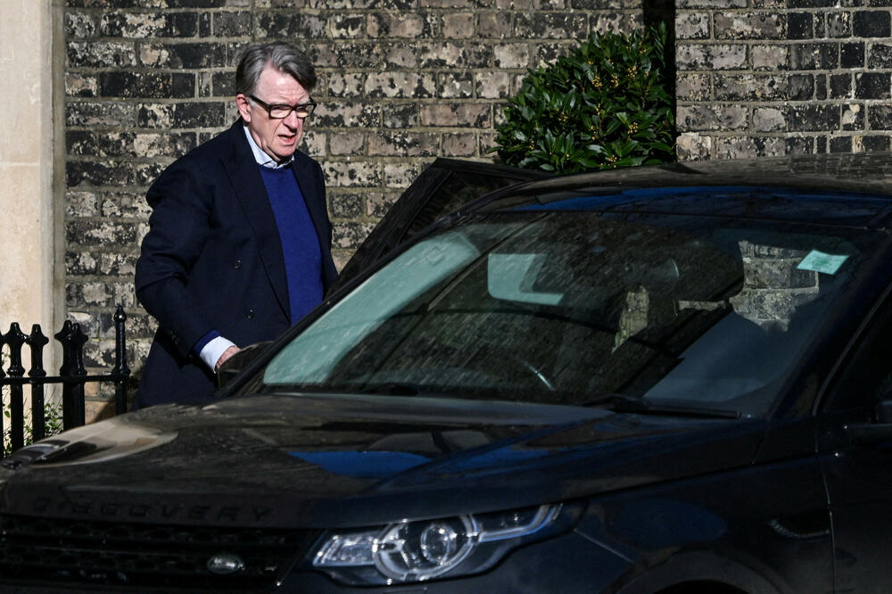 Uhapšen Piter Mendelson, bivši britanski ambasador u SAD, nakon otkrića o njegovim vezama sa Epstinom