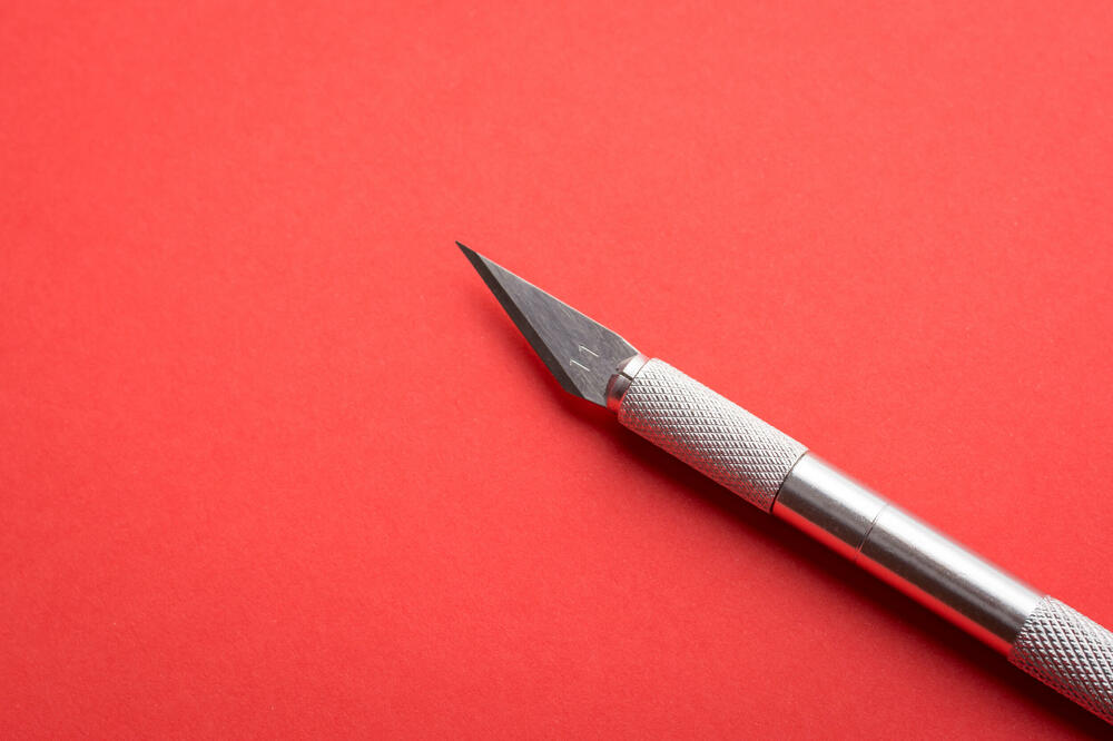 Uhapšena Baranka: Cigarete platila falsifikovanim novčanicama i zamahivala skalpelom?