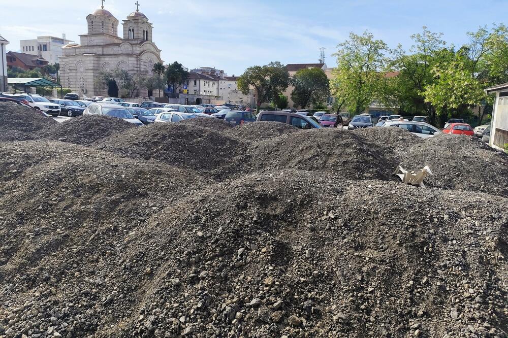 Umjesto auta parkiran strugani asfalt: Parking servis Tivat još nije sproveo akciju obnove površina