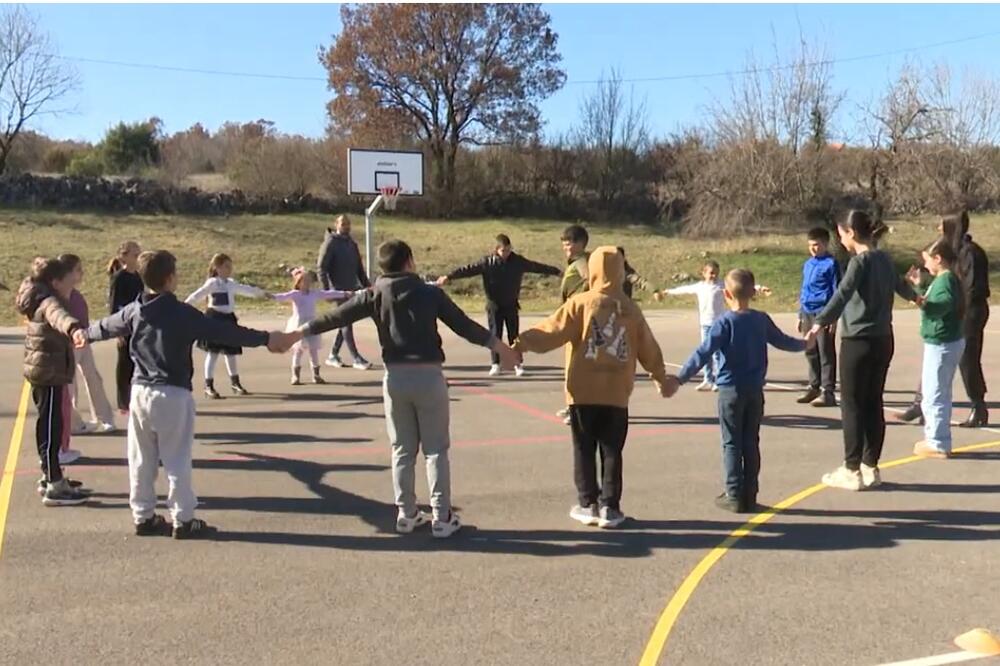 Umjesto uz telefone, djeca u Kučima slobodno vrijeme provode pomažući u kućnim poslovima