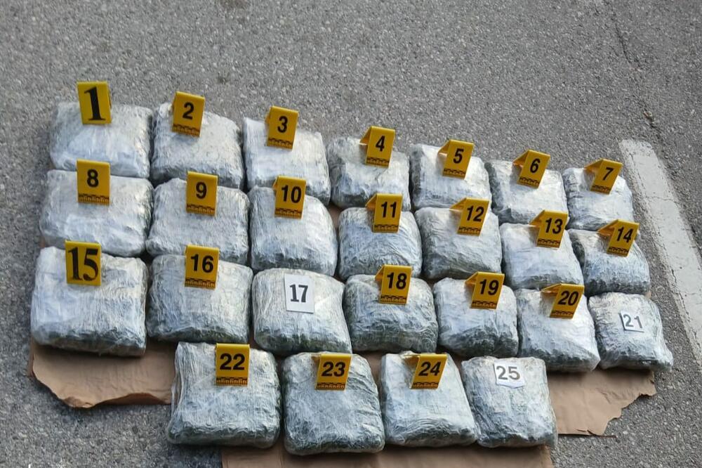 UP: Spriječeno krijumčarenje 25 kilograma marihuane, uhapšen Zećanin, oduzeto više od 13.000 eura i 10 dolara
