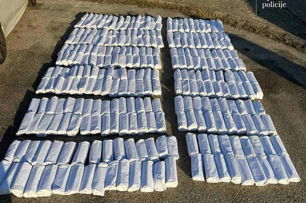 UP: Uhapšen maloljetnik iz Tuzi, u vozilu kojim je upravljao pronađeno 150 kilograma duvana