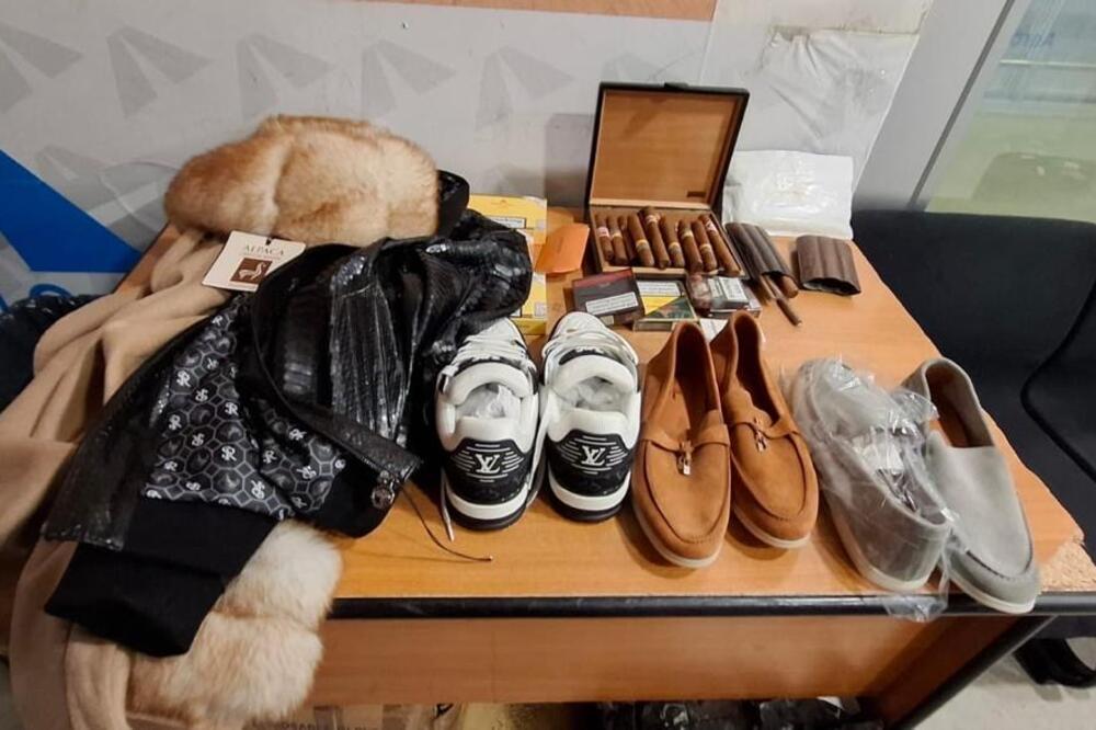 Uprava carina: Spriječen pokušaj unošenja neprijavljene robe i novca u Crnu Goru, uhapšen državljanin Švajcarske