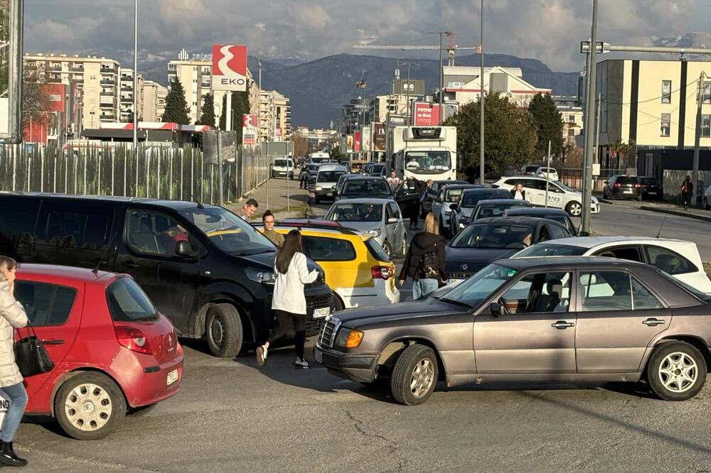 Uspostavljen saobraćaj na kružnom toku prema Nikšiću i Cetinju i na putu Podgorica - Bar
