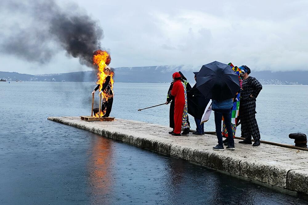 Uzalud Osuđeni ipak izgorio na lomači: "Karneval lastovski" održan uprkos lošem vremenu
