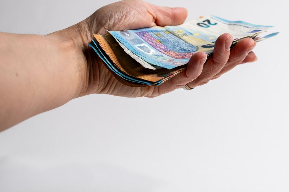 Uzimaju od građana, daju biračima? Partije prošle godine donirale stotine hiljada eura