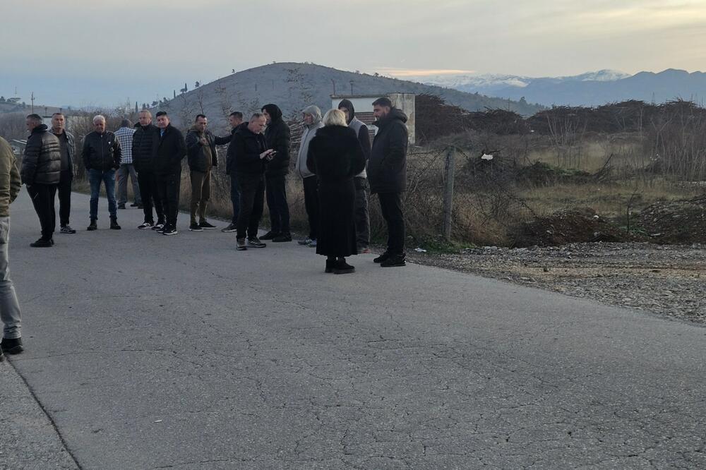 BLOG Grupa mještana Botuna i Zete protestovala protiv postrojenja; Terzić: Otkopava se kancerogeni otpad