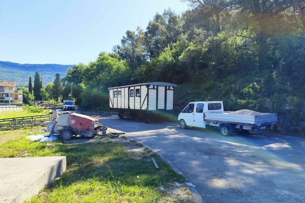 Vagon bez voznog reda: U Kukuljini kod Tivta osvanuo restoran do koga ne vodi nijedan put