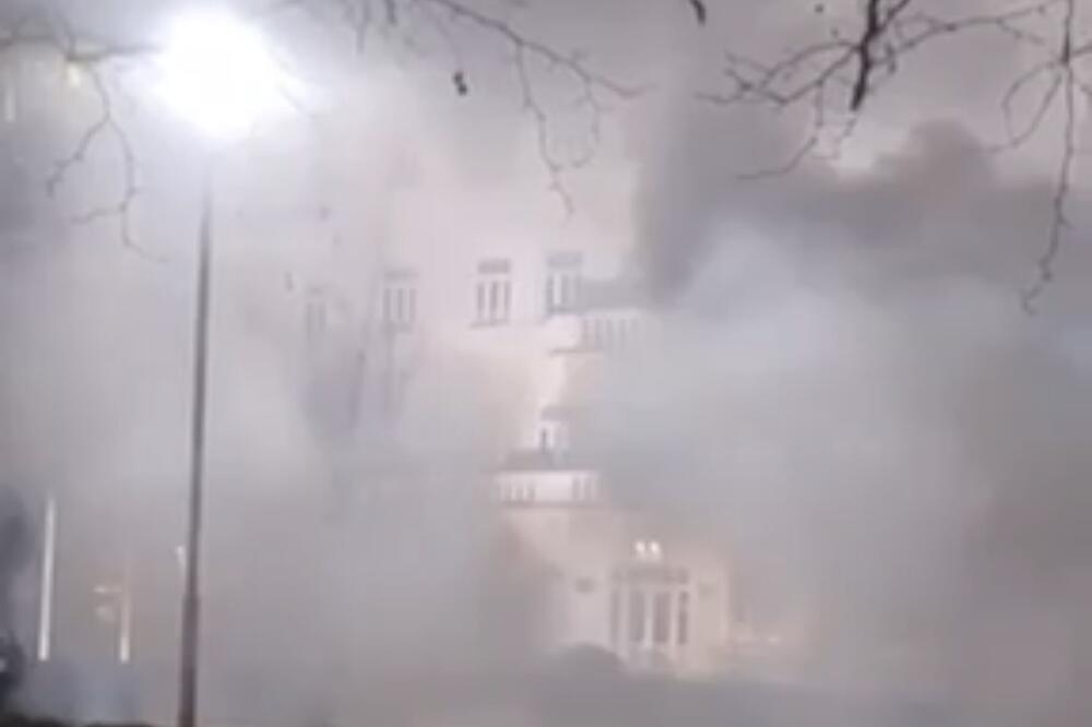 Topovskim udarima i dimnim bombama na zgradu Opštine, navijači Budućnosti opet prozivali Spalevića