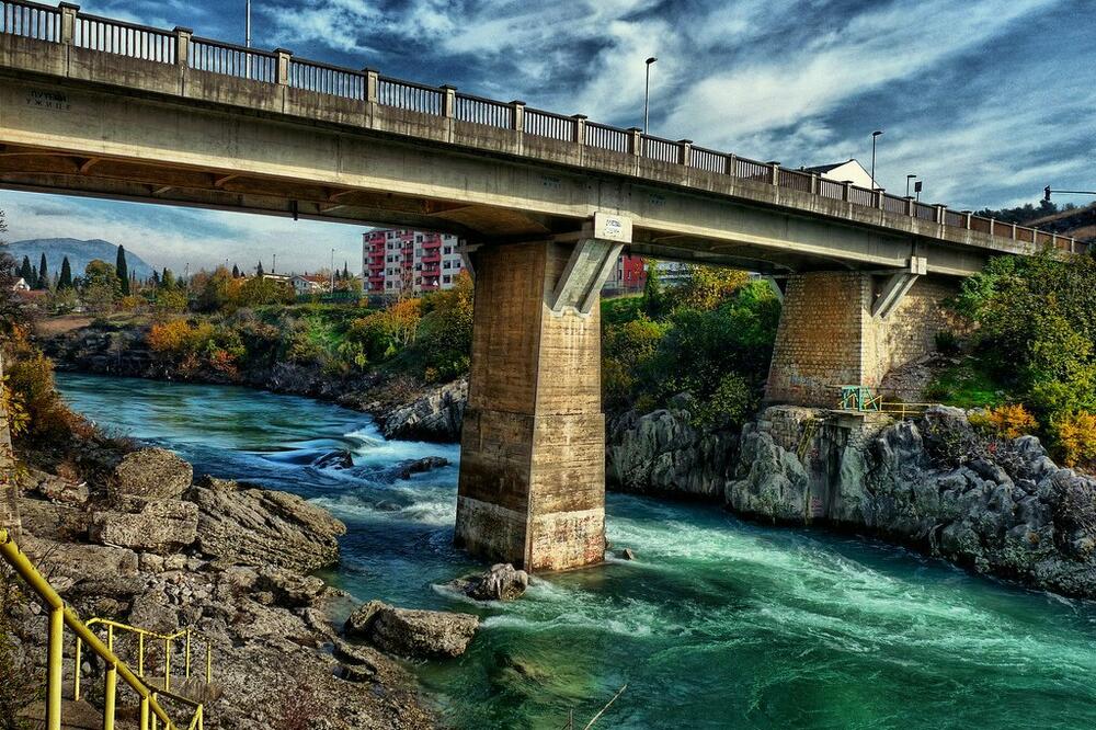 Vatrogasci spasili ženu koja je sa Vezirovog mosta skočila u Moraču