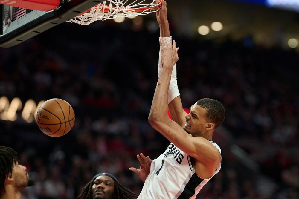 Velikan se vratio - Sparsi u polufinalu Zapada poslije devet godina; Vučevićev Boston nije iskoristio prvu meč loptu