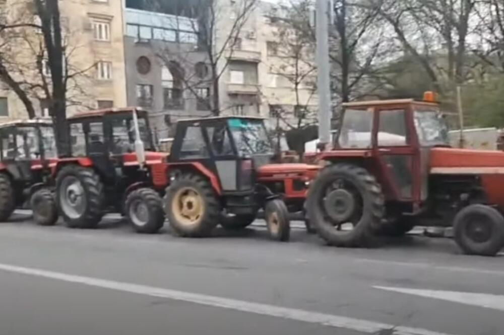 Veliki broj traktora parkiran oko Pionirskog parka u centru Beograda