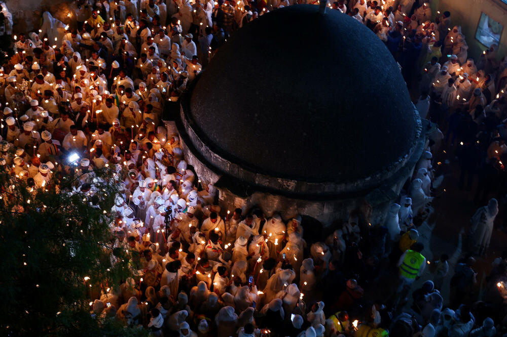 Veliki broj vjernika okupio se da dočeka spuštanje Blagodatnog ognja u Hramu Svetog groba
