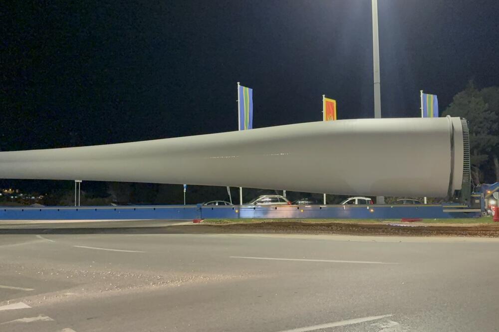 VIDEO: Prevoz lopatica vjetrenjača iz barske luke za VE "Gvozd"