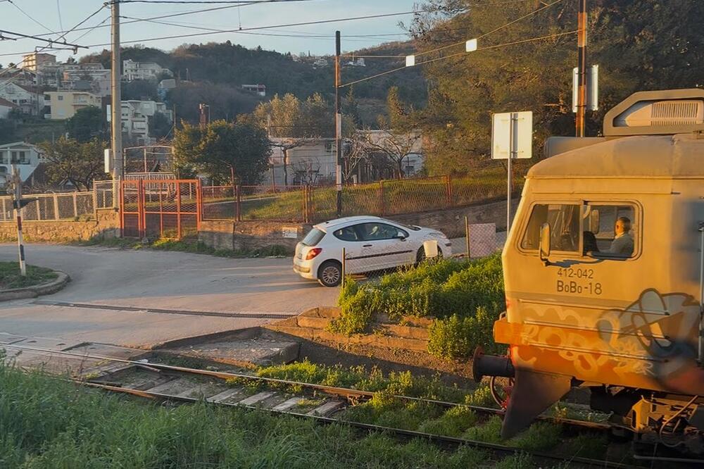 VIDEO: Voz ide, rampa spuštena - ugrožena bezbjednost pješaka i vozila u barskom naselju Šušanj