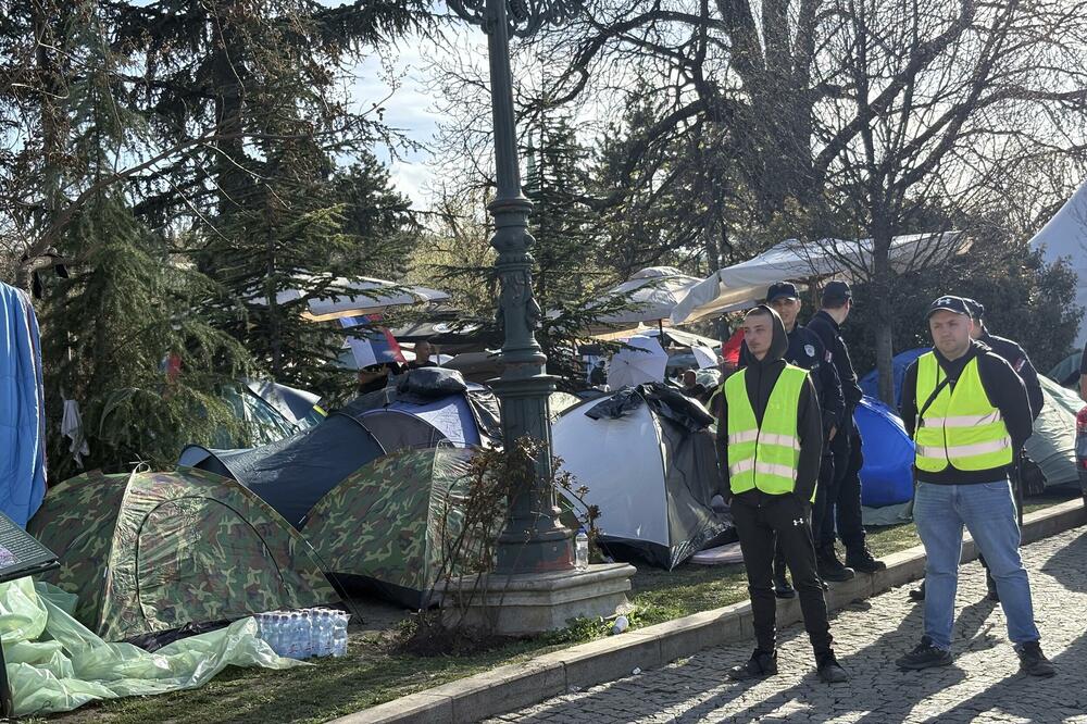 Vijesti u Beogradu: Traže od "studenata koji žele da uče" da napuste Pionirski park: "Ćacilend" iza ograda i bagera