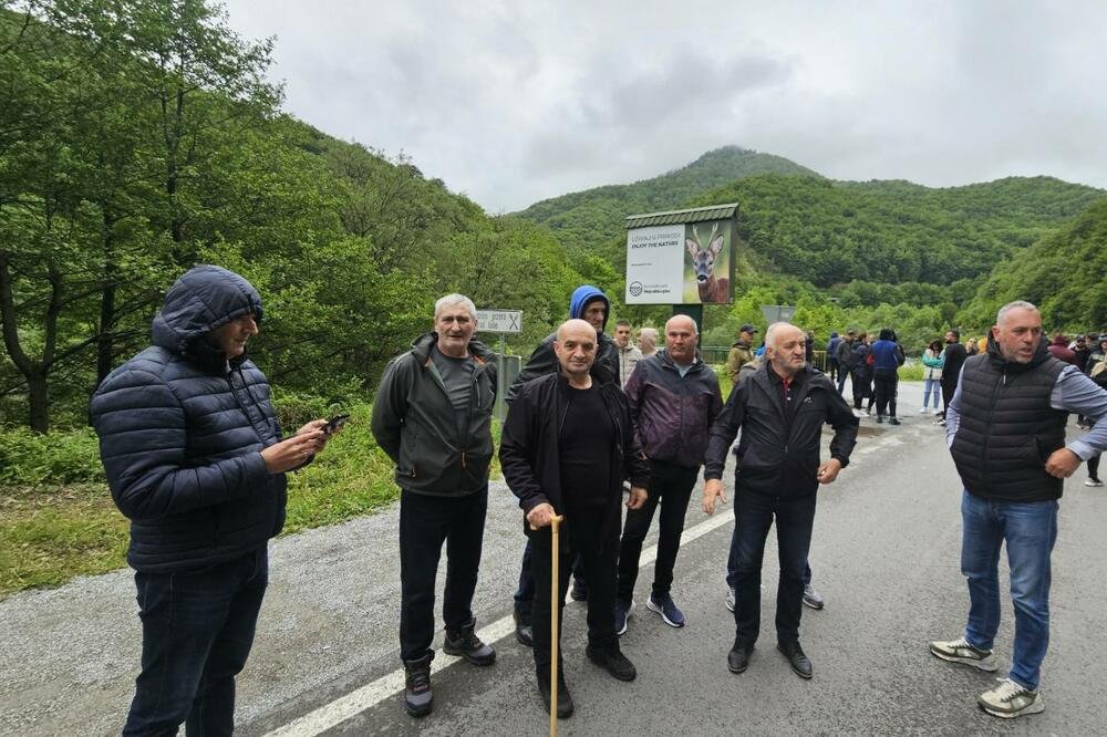 Više građana blokiralo put Mojkovac- Podgorica: "Diskriminatorski odnos države oko nerješivih problema privatne svojine"