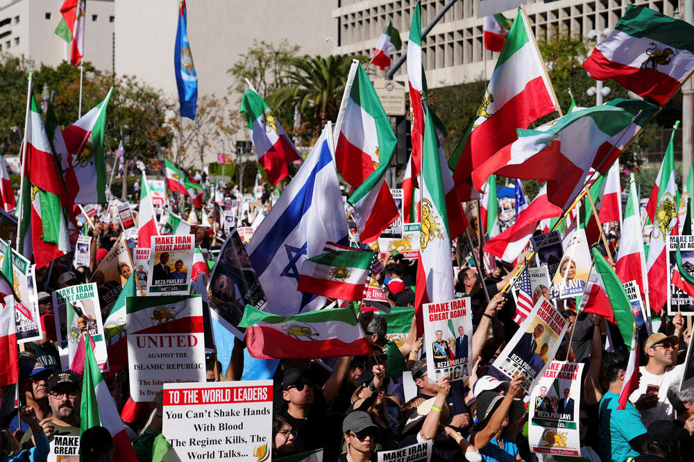 Više hiljada demonstranata okupilo se u Los Anđelesu u znak podrške protestima u Iranu