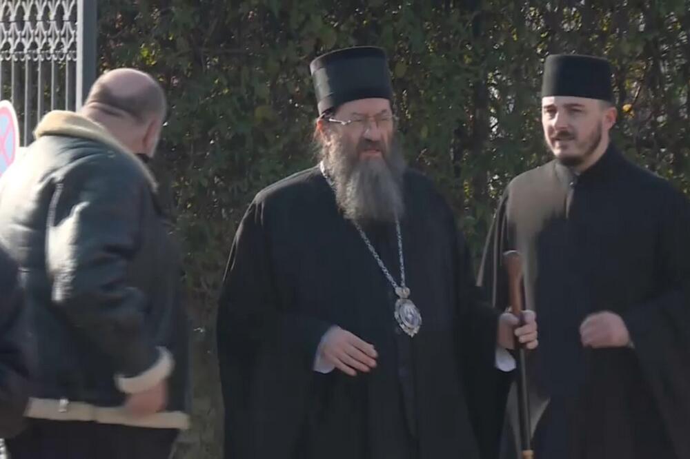 Vjernici se okupili u Kraljevu da pruže podršku mitropolitu Justinu, Krivokapić brani njegovo pravo da iznese mišljenje