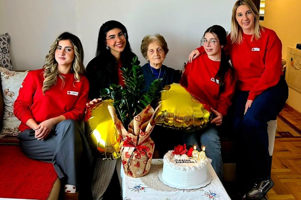 Volonteri Crvenog krsta iznenadili Radmilu za njen 90. rođendan